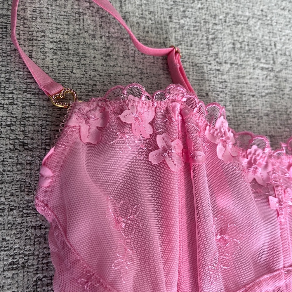 Victoria's Secret Pink Lace corset with V string - Picture 3 of 8